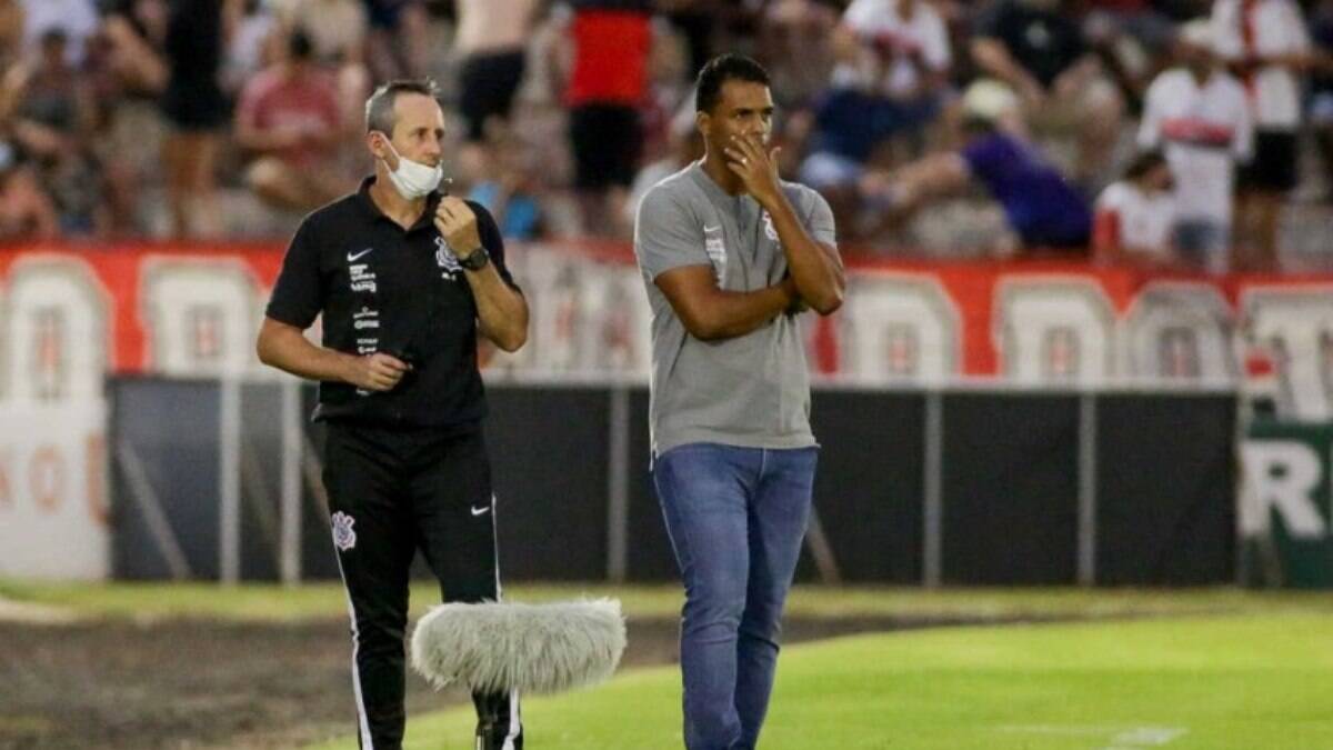 Fernando Lázaro explica mudanças no time titular do Corinthians contra o Botafogo-SP: 'Mais prudente'