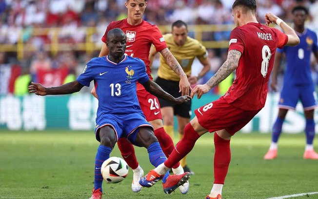 N'Golo Kanté em ação com a camisa da França na Eurocopa 