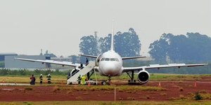 Avião da Latam com 151 passageiros sai da pista durante pouso