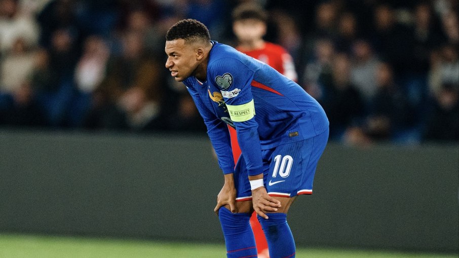 Kylian Mbappé em ação contra o Azerbaijão Kylian Mbappé em ação contra o Azerbaijão