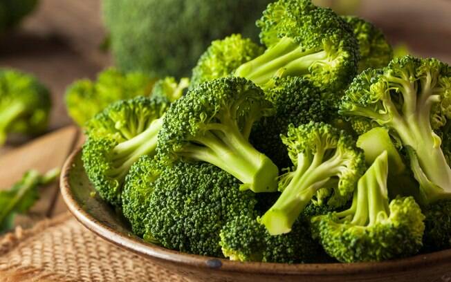 O brócolis, além de ser rico em fibras, é uma fonte importante de proteínas vegetais e vitaminas
