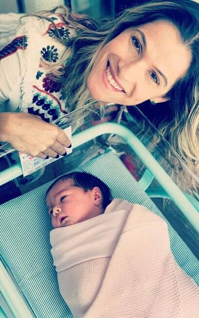 Ingrid Guimarães conhece filha de Tata Werneck Ingrid Guimarães conhece filha de Tata Werneck