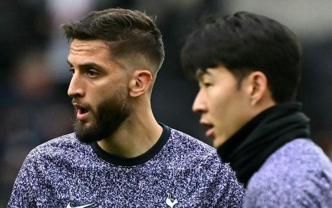 O jogador uruguaio do Tottenham Hotspur, Rodrigo Bentancur (à esquerda), foi punido por um comentário racista contra seu companheiro de equipe sul-coreano Heung-min Son (à direita)