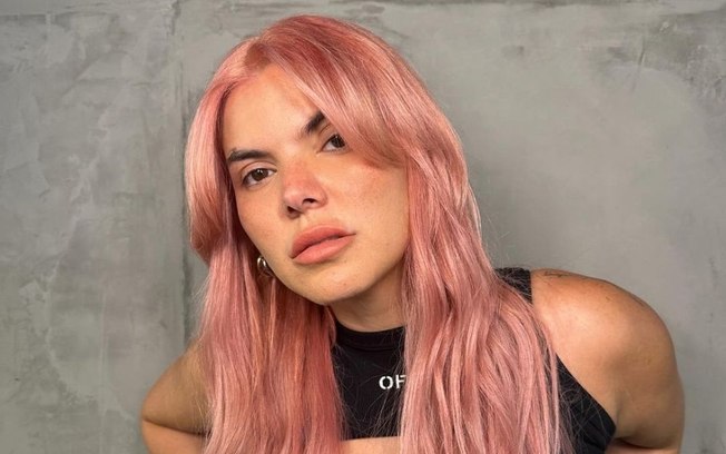 Cabelo ‘cherry blonde’ é tendência ao trazer tom rosé iluminado aos fios