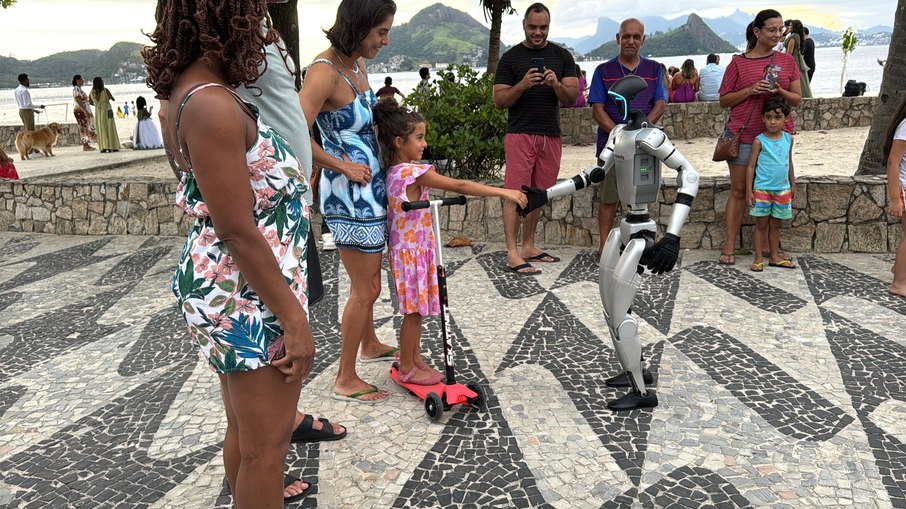 O robô foi a sensação do momento e encantou crianças e adultos