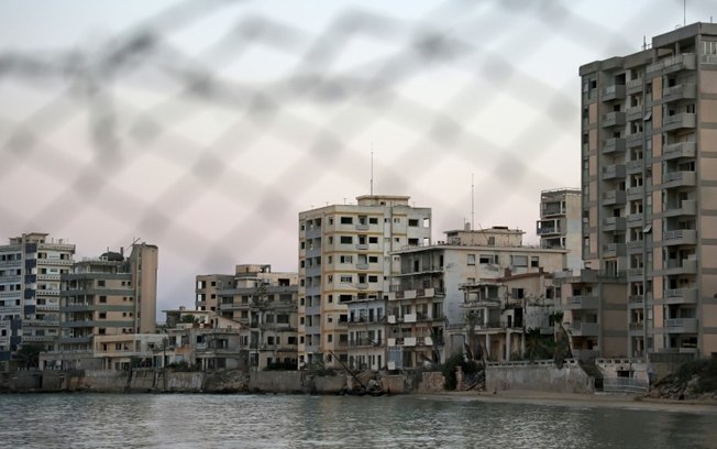 Edifícios e hotéis abandonados na antiga estância balnear de Varosha, no norte da ilha dividida de Chipre, ocupada pela Turquia, em 16 de julho de 2021