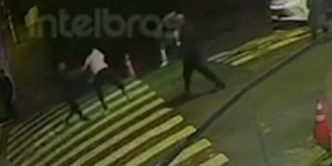 Homem é morto por motorista após abrir porta do carro pra vomitar