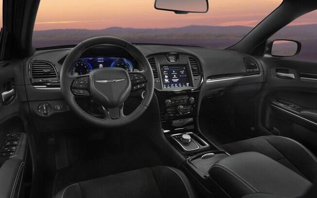 Painel do sedã Chrysler 300 foi escolhido para receber a nova central multimídia que a FCA desenvolveu com o Google