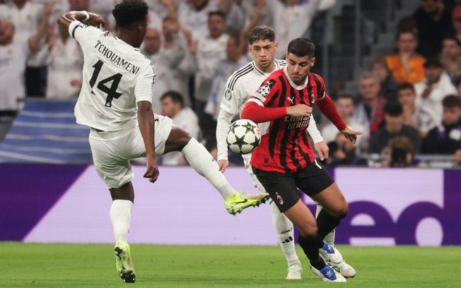 Tchouaméni (E) em disputa de bola com Álvaro Morata na derrota do Real Madrid para o Milan pela Liga dos Campeões