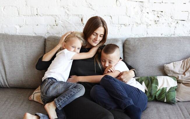 Segundo neuropsicóloga, não é simples quantificar o amor de uma mãe por seus filhos, mas tratar as crianças de maneira diferente pode ser prejudicial para a família e para o desenvolvimento dos pequenos