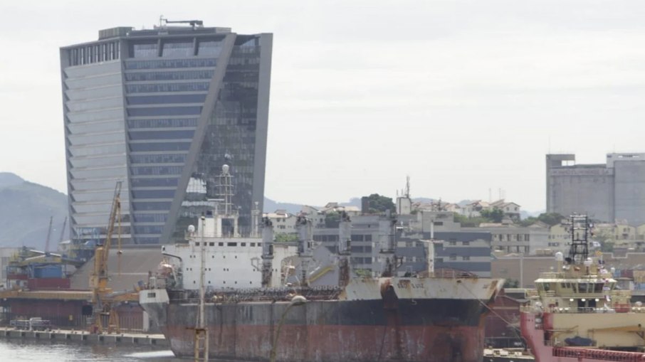 Navio São Luiz ancorado entre armazéns 13 e 14 do Porto do Rio