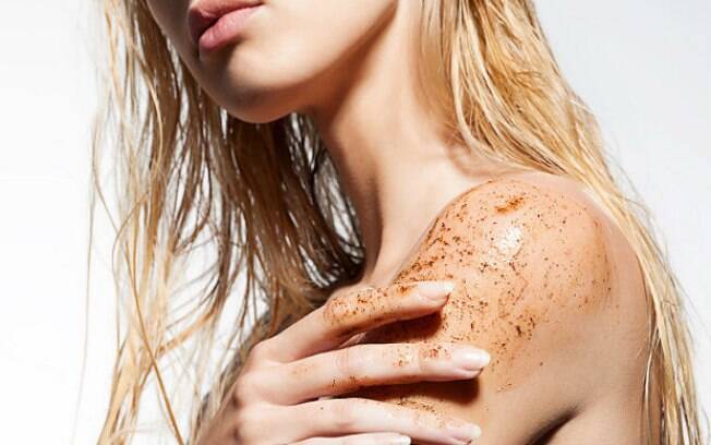 Faça a esfoliação corporal a cada semana para uma pele mais saudável
