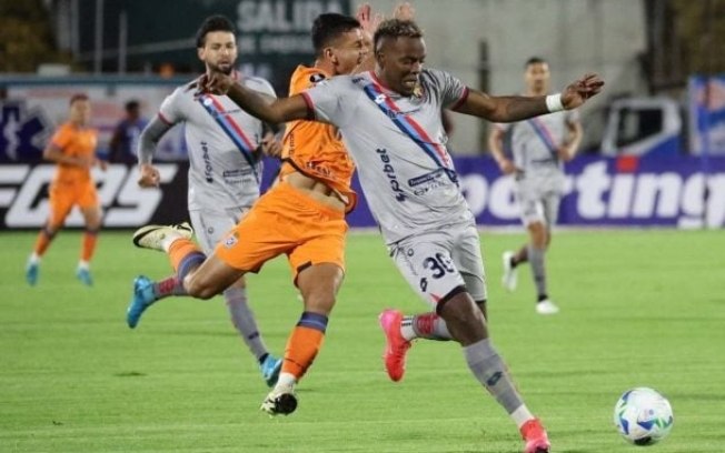 El Nacional (de cinza) leva a melhor sobre o Blooming e segue vivo na Libertadores El Nacional (de cinza) leva a melhor sobre o Blooming e segue vivo na Libertadores