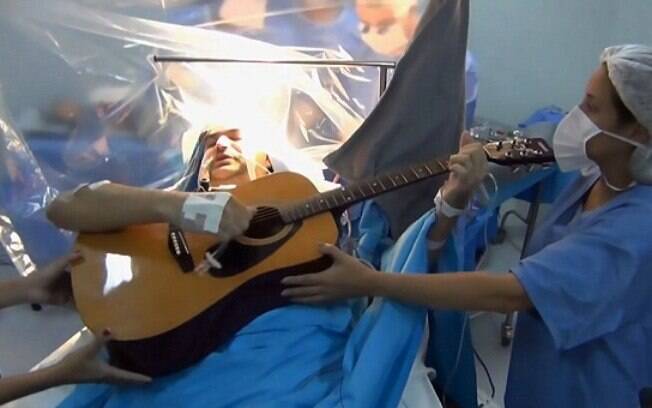 Durante procedimento para retirar tumor cerebral, Rolden Batista tocou violão, cantou e falou com sua esposa ao telefone
