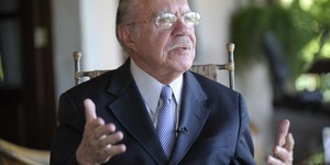 Ex-presidente José Sarney segue internado em São Paulo