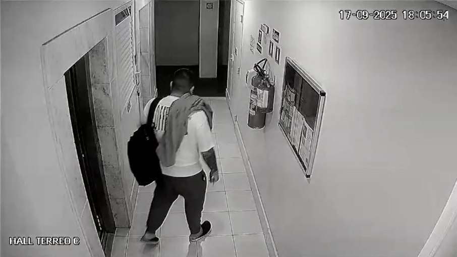 O suspeito saindo do condomínio da vítima, em Campinas, após levar jóias avaliadas em R$ 50 mil O suspeito saindo do condomínio da vítima, em Campinas, após levar jóias avaliadas em R$ 50 mil