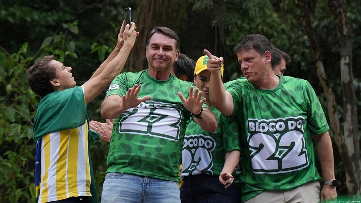 Aliados de Flávio Bolsonaro reconhecem derrota para Lula
