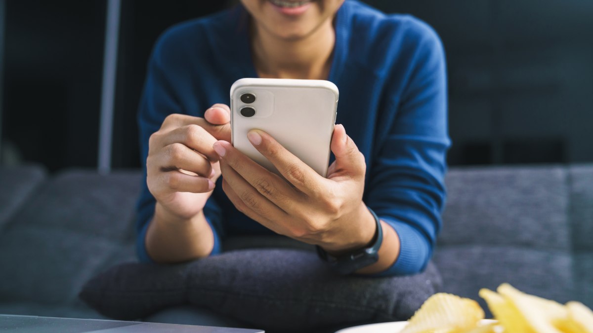 Pequenos hábitos podem passar despercebidos no dia a dia, mas prejudicam a vida útil do celular