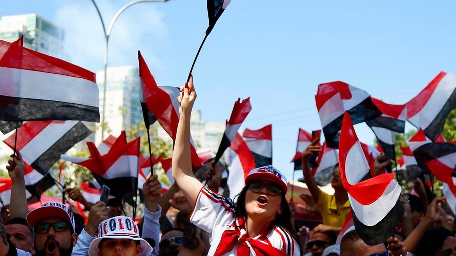 Torcedores do São Paulo foram ao CT para incentivar o time antes da final da Copa do Brasil