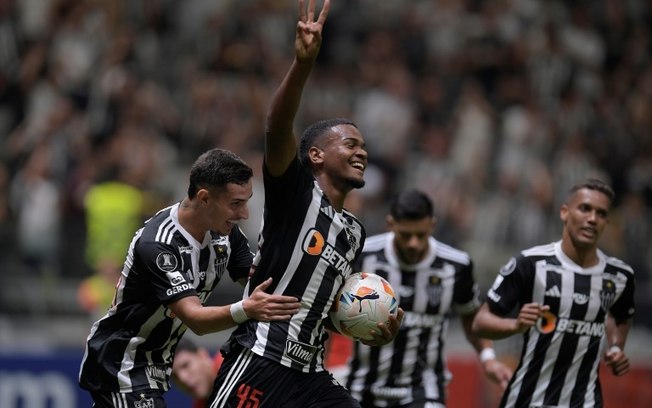 Alisson Santana (C), do Atlético-MG, comemora com os companheiros após marcar no duelo da Copa Libertadores contra o Caracas FC, em Belo Horizonte, no dia 28 de maio de 2024.