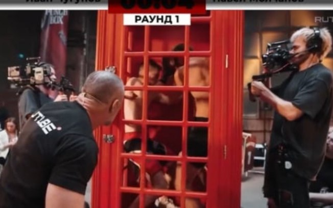 VÍDEO: Luta bizarra dentro de cabine telefônica viraliza na Rússia