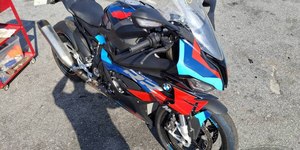 QJ Motor SRK 250 RS estacionada, em um ângulo que mostra o design do assento bipartido e da rabeta.