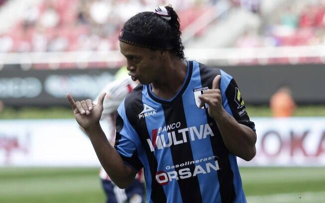 Ronaldinho comemora o seu primeiro gol pelo Querétaro