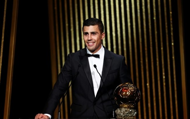 Rodri recebe o troféu Bola de Ouro 2024 no Théâtre du Châtelet, em Paris, em 28 de outubro de 2024 Rodri recebe o troféu Bola de Ouro 2024 no Théâtre du Châtelet, em Paris, em 28 de outubro de 2024