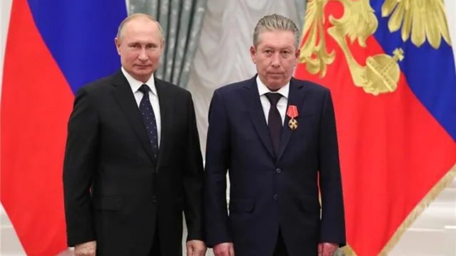 Ravil Maganov ao lado do presidente da Rússia, Vladimir Putin