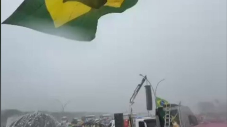 Vídeo mostra momento em que raio atinge caminhada em Brasília