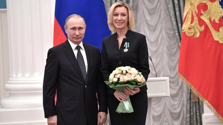 Vladimir Putin e Maria Zakharova durante ato cerimonial