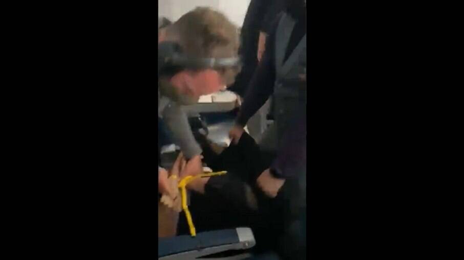 Passageiro que tentou invadir a cabine do piloto foi imobilizado com lacres de plástico