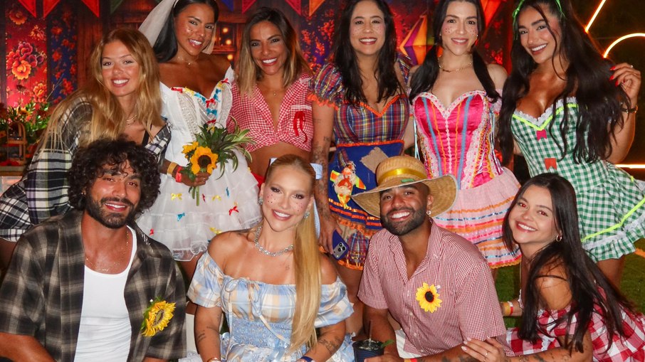 Monyque Isabelle (de azul, ao centro) marcou presença no evento.