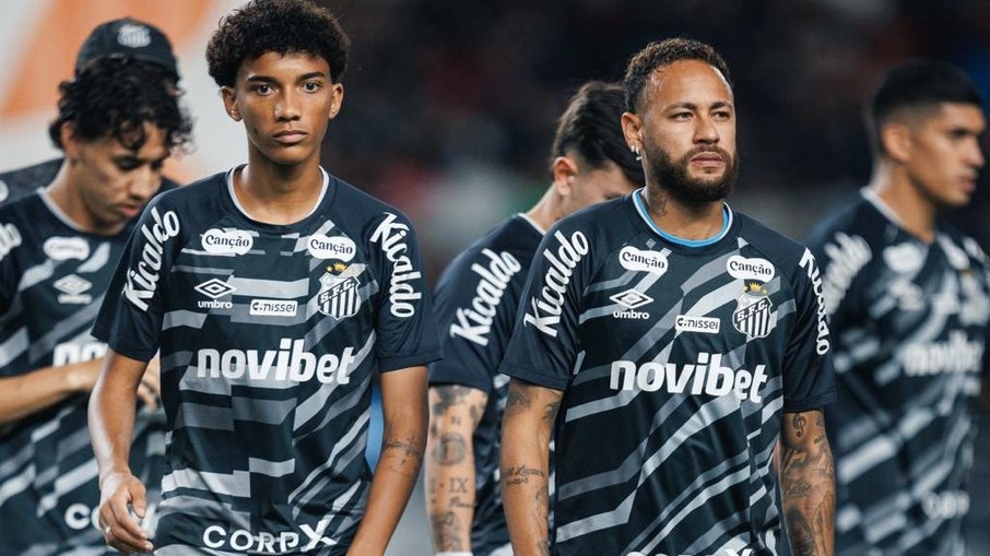 No banco, Neymar é xingado pela torcida do Remo e responde No banco, Neymar é xingado pela torcida do Remo e responde