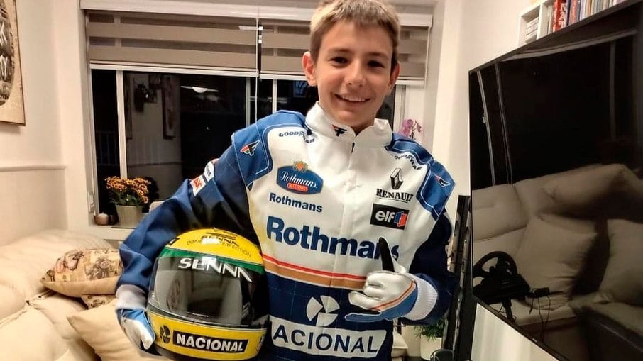 João Felipe, filho da ex-paquita Tatiana Maranhão, usa uniforme de Ayrton Senna, presente de Xuxa Meneghel