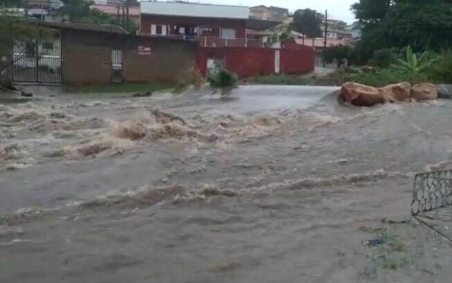 Chuva forte causa alagamentos em avenidas de Campinas