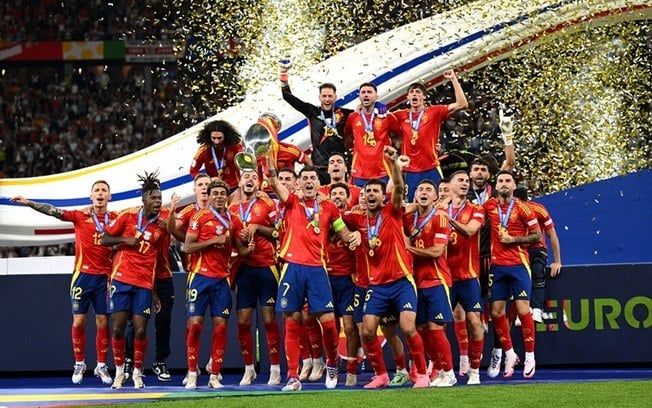 Espanha vence a Inglaterra por 2 x 1 e é campeã da Eurocopa pela quarta vez