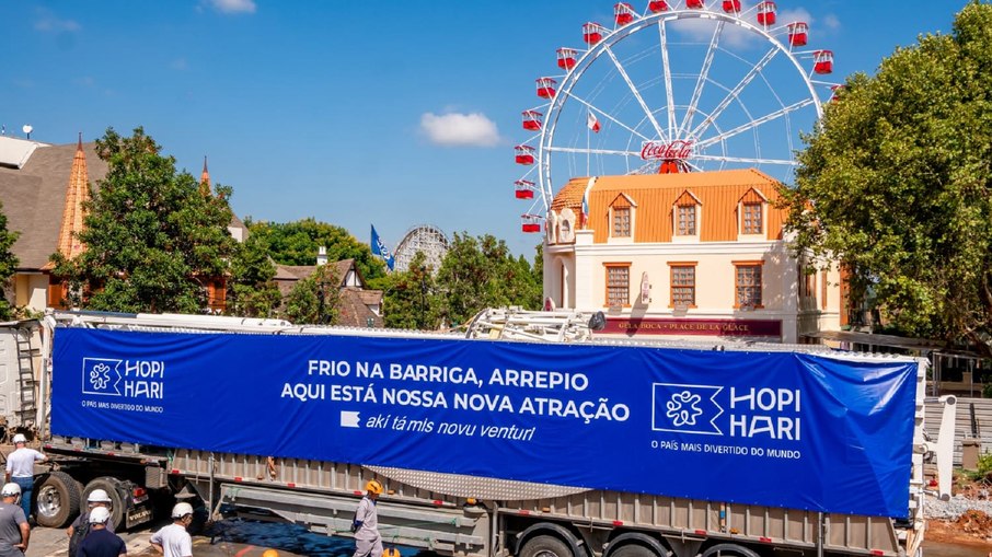 Carreta entrega a Swing Tower, novo brinquedo radical do Hopi Hari