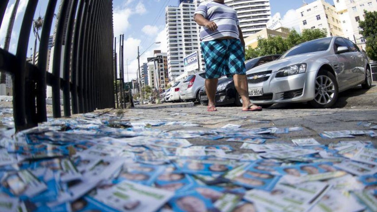 Santinhos são permitidos somente até as vésperas da eleição