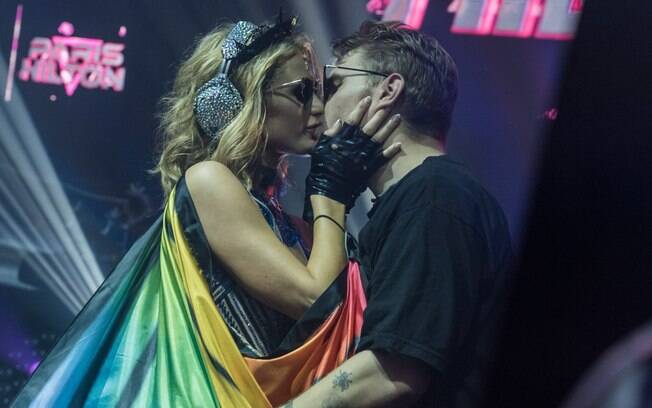 Paris Hilton e o namorado no Carnaval de Salvador