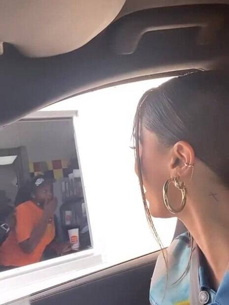 Anitta é reconhecida em rede de fast-food no Estados Unidos