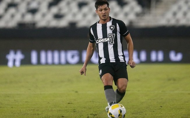 Luís Oyama é liberado e vai retornar aos treinos do Botafogo após lesão
