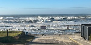 VÍDEO: ciclone-bomba causa ressaca e mar invade ruas no RS