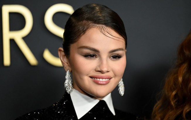 Selena Gomez mistura estilo preppy com visual gótico no Governors Awards
