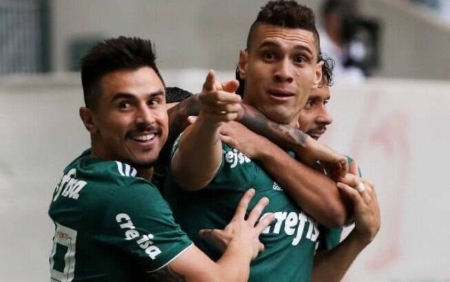 Jogadores do Palmeiras comemoram o primeiro gol da partida, marcado por Moisés