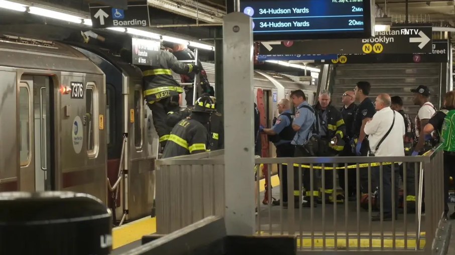 Adolescente morre ao “surfar” em trem do metrô de Nova York Adolescente morre ao “surfar” em trem do metrô de Nova York