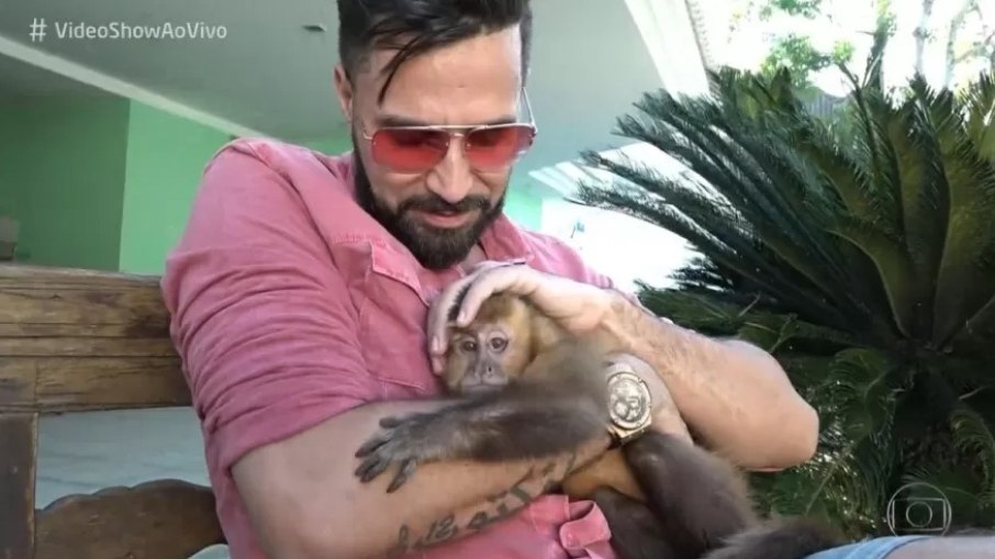 Latino abraçado à macaca Ana Paula, que morreu na última quinta-feira