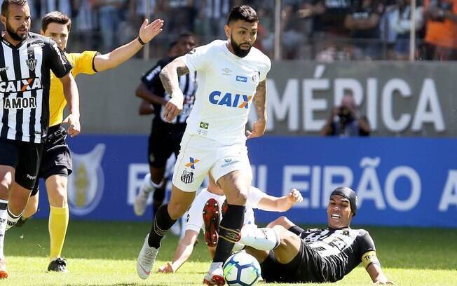 Gabriel tentou, mas não conseguiu evitar a derrota do Santos para o Atlético Mineiro