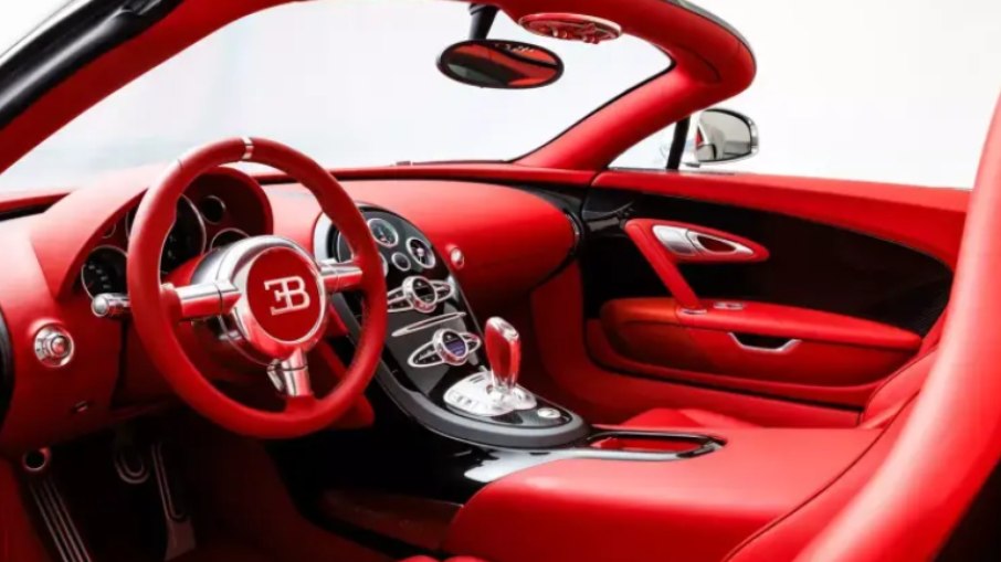 Interior do Bugatti Veyron Grand Sport Vitesse revestido em couro vermelho