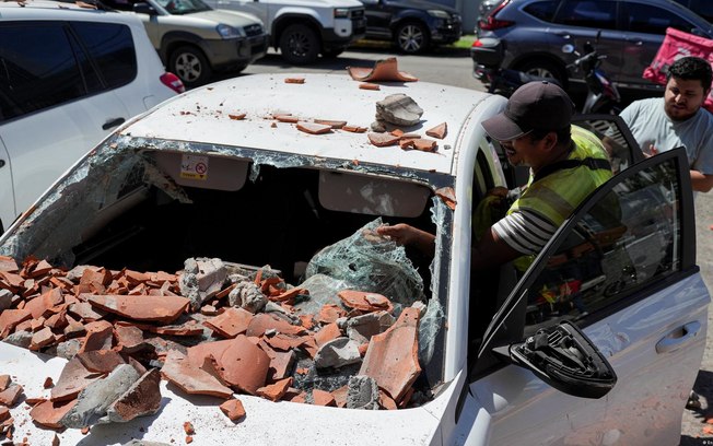 Carro danificado por escombros após terremoto